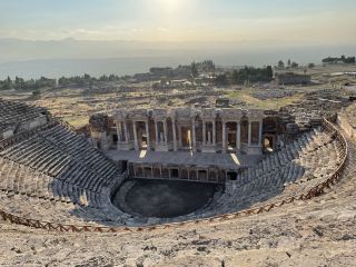 Pamukkale barefoot: white terraces and the "gates of hell"