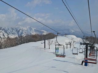 Spring Skiing in Hakuba Goryu – 15 Days of First Lifts, Carving & Valley Walks