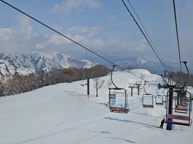 Spring Skiing in Hakuba Goryu – 15 Days of First Lifts, Carving & Valley Walks
