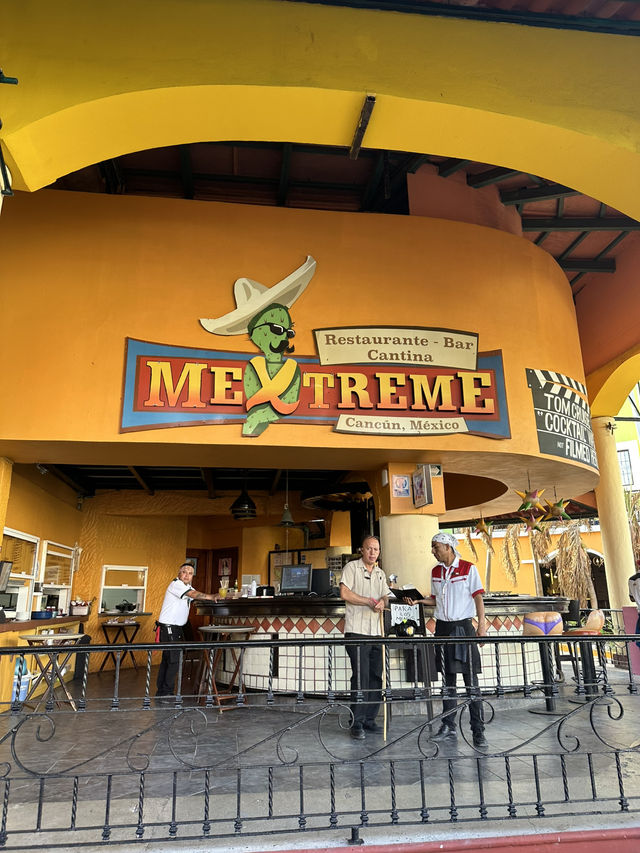 カンクン🇲🇽カラフルで可愛いレストラン🌮