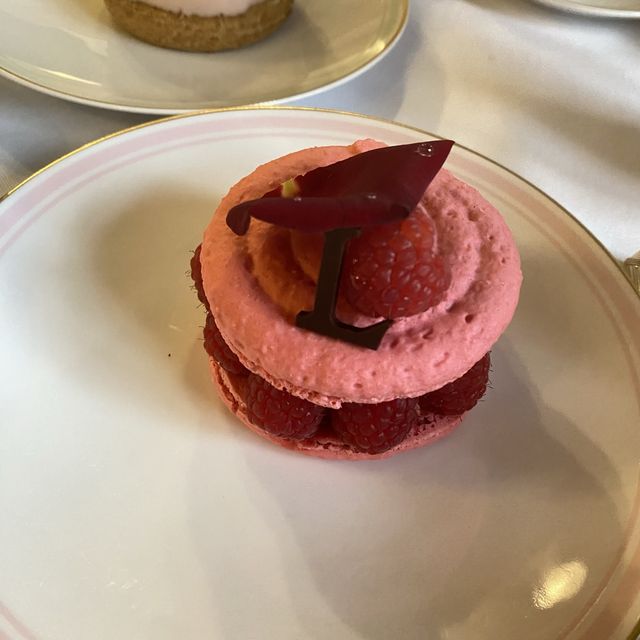シャンゼリゼ通りのラデュレでランチ！