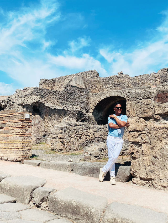 Travel around Pompei!