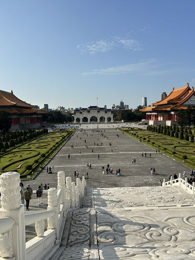 Historic Taipei Stroll: Monuments, Museums & Open Square Magic