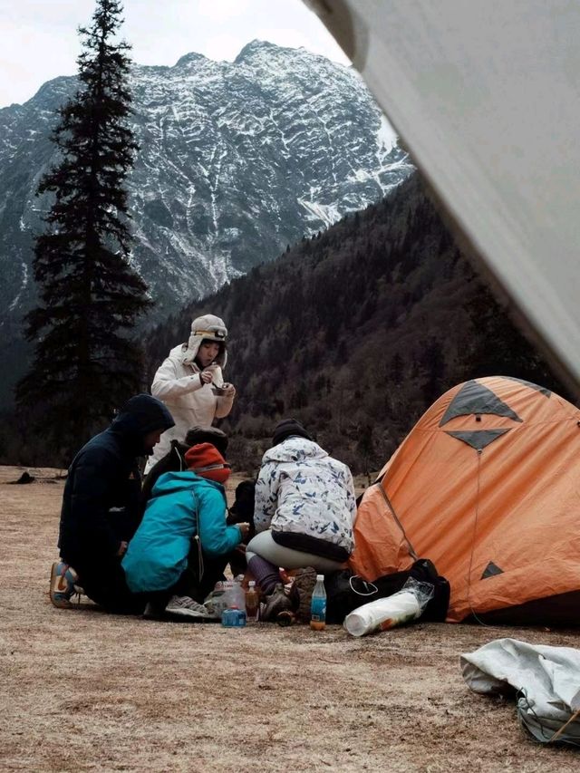 ❄️ Under Snowy Peaks: Winter Camping in Siguniang Shan ⛺🏔️