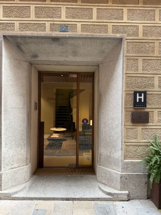 準備好在赫羅納享受陽光了嗎?卡薩卡考飯店 (Hotel Casa Cacao) 位於西班牙最迷人的小鎮,完美融合了都市時尚與舒適奢華。飯店擁有赫羅納標誌性的現代建築風格和熱情好客的西班牙式服務,將為您帶來難忘的清晨和如詩如畫的城市漫步體驗。 🍴🪟

步入卡薩卡考酒店,映入眼簾的是寬敞明亮的室內裝潢、時尚雅緻的裝飾,以及從酒店麵包店飄來的美味早餐香氣。飯店地理位置優越,步行即可輕鬆抵達著名的猶太區——漫步於鵝卵石鋪就的狹窄街道,或拍攝標誌性建築的特寫照片,都是不錯的選擇。飯店外,陽光明媚的廣場和色彩繽紛的奧尼亞爾河畔建築群,都是絕佳的拍照打卡點。

亮點在於:這裡的早餐絕對是您每天都期待的美味。新鮮出爐的糕點、當地起司和香濃的咖啡,為您開啟完美的一天。千萬別錯過他們的屋頂露台——清晨的陽光能讓你拍出無與倫比的城市全景,絕對是社交媒體上的吸睛利器。

入住卡薩卡考飯店 (Casa Cacao),讓你輕鬆前往赫羅納的各大景點:古老的大教堂、熱鬧的街頭市場以及點綴全城的酷炫現代建築。如果你熱愛探索戶外文化景觀,那你一定會愛上這裡──這座城市處處充滿驚喜,值得你漫步其中。

預訂小貼士:在 trip.com 預訂房間,確保獲得最佳優惠和房型選擇。專業建議:預訂一間城市景觀房,欣賞清晨的金色陽光!

拍攝這座城市著名的建築,享用卡薩卡考酒店 (Casa Cacao) 的美味早餐,沉浸在赫羅納陽光明媚的戶外美景中。 #赫羅納 #卡薩卡考酒店 #現代建築 #城市景觀 #西班牙旅行