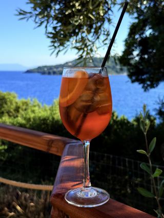 Cape Blue Suites ใน Skiathos ตั้งอยู่เหนือทะเลอีเจียนอันระยิบระยับ เป็นสถานที่พักผ่อนอันเงียบสงบที่ซึ่งความโรแมนติกอบอวลอยู่ทุกยามพระอาทิตย์ตกดิน ด้วยห้องสวีทที่หรูหรา วิวทิวทัศน์อันน่าทึ่ง และบรรยากาศที่เงียบสงบ ที่นี่จึงเป็นสถานที่ที่สมบูรณ์แบบสำหรับคู่รักที่จะได้ผ่อนคลาย เชื่อมต่อความสัมพันธ์ และสร้างความทรงจำที่ยากจะลืมเลือนภายใต้ท้องฟ้าของกรีซ 🇬🇷💙🤍 #travel2026 #skiathos #greece
