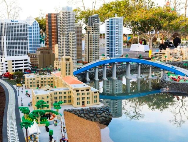 Let children scream in the LEGO-themed park - a big world created by small building blocks.