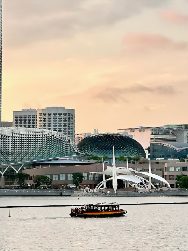 Scenic Journey on the Singapore River Cruise