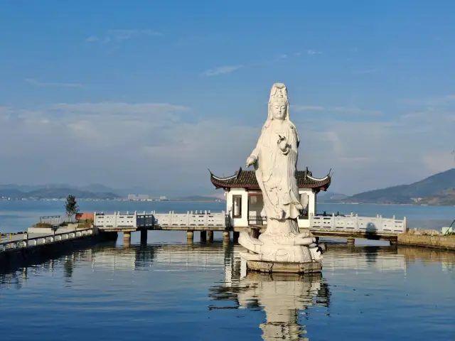 Dongqian Lake Little Putuo