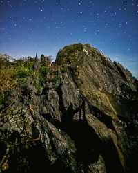 Forgot the snooze button; wake up to the adrenaline rush of Taraw Cliff in El Nido! Spoiler alert: The views up there are worth the early rise. 🌄