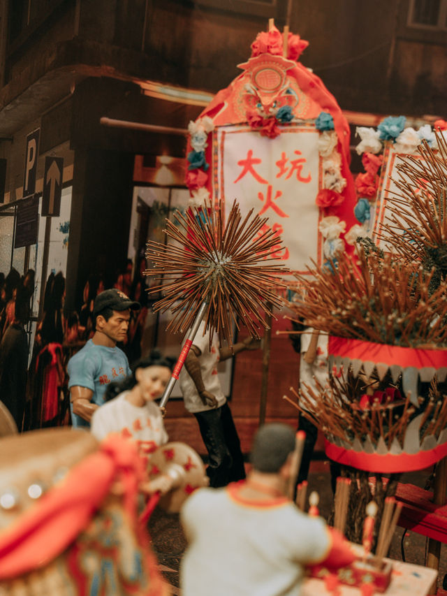 香港至今保留著許許多多的傳統慶典，2023年9月28日～30日中秋時節，香港大坑就會上演舞火龍（每年