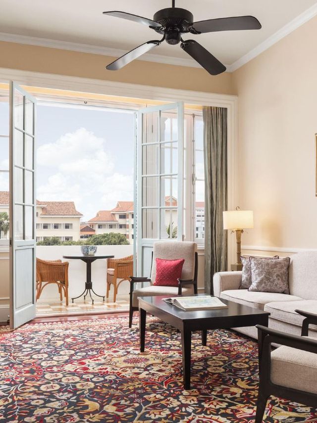 🌟 Phnom Penh's Top Hotels: Luxury & Culture 🏰✨