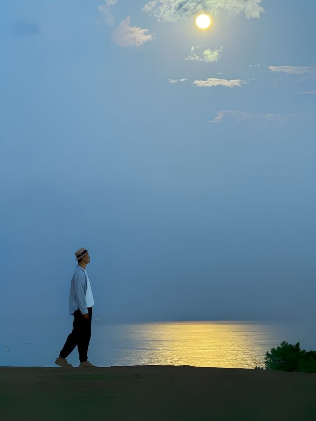 不僅有夕陽，我在小麥島遇見海上的白月光