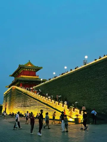 สถานที่ที่ดีในการถ่ายภาพทิวทัศน์ยามค่ำคืนคือเมืองโบราณ Zhengding