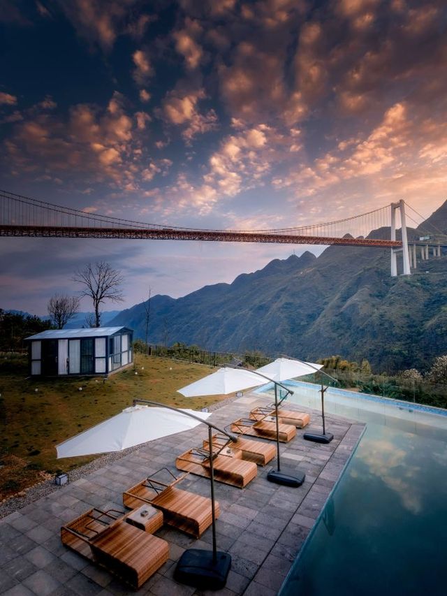 🌟 Guizhou's Hidden Gem: Breathtaking Canyon Views 🏞️🛌