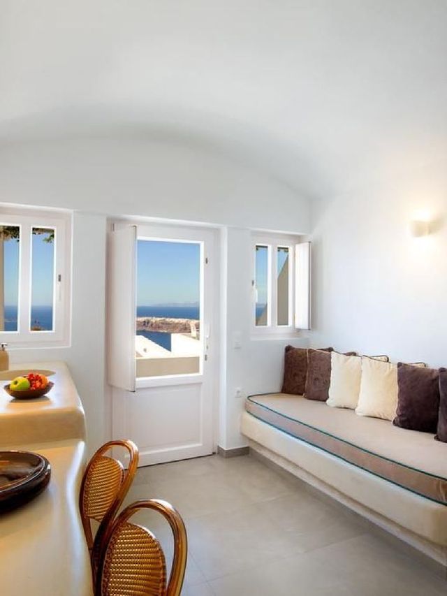 🌅 Santorini Stay: Sunset Views & Serenity 🏨