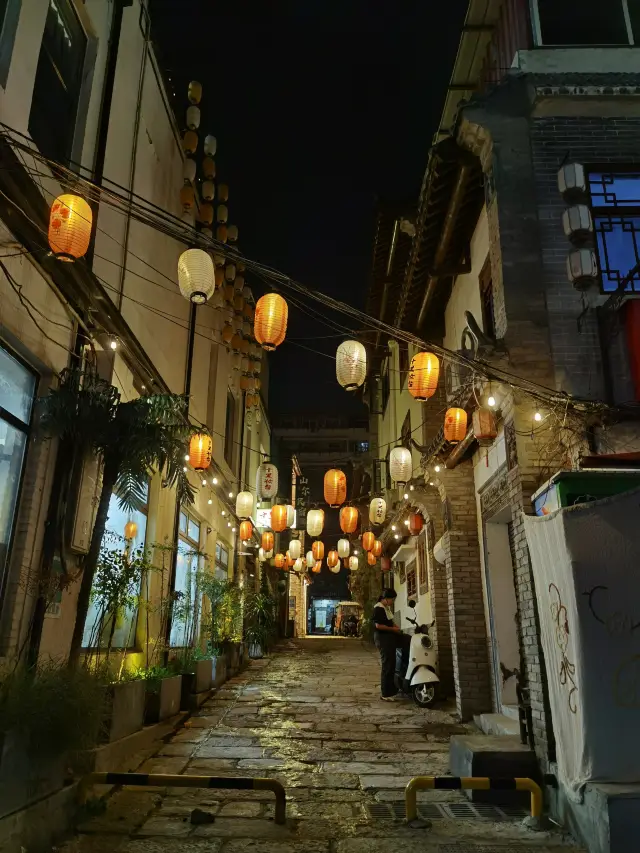 The night market at Luoyang Cross Street is a cure for all kinds of anxiety and unhappiness