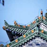 寶雞城隍廟 香煙裊繞禱聲響，信徒虔誠禮拜頻。
