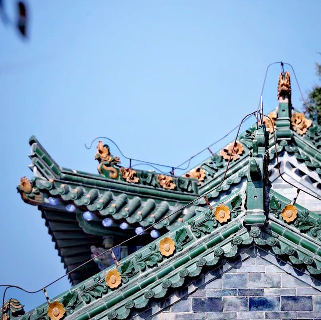 寶雞城隍廟 香煙裊繞禱聲響，信徒虔誠禮拜頻。