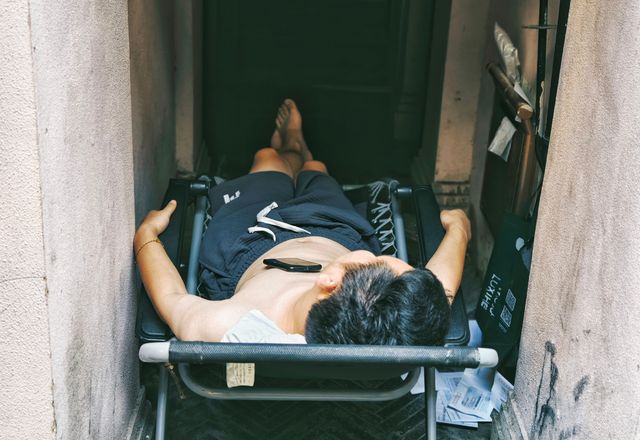 漫步在上海里弄的悠閒時光。