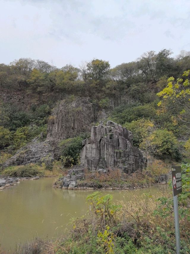 捺na山地質公園看看火山地質，最好挑選陽光明媚的日子。