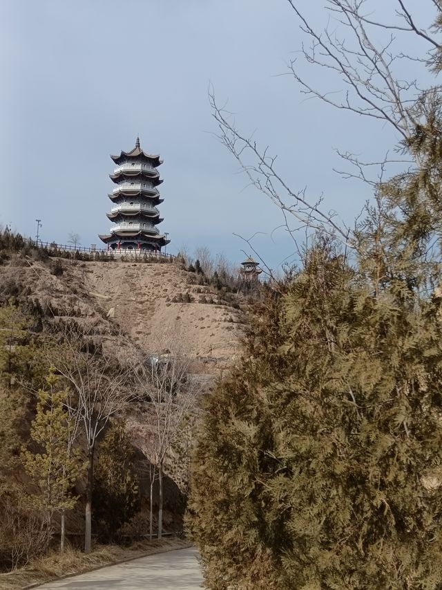 寧念家鄉一抔土，勿戀他鄉萬兩金！