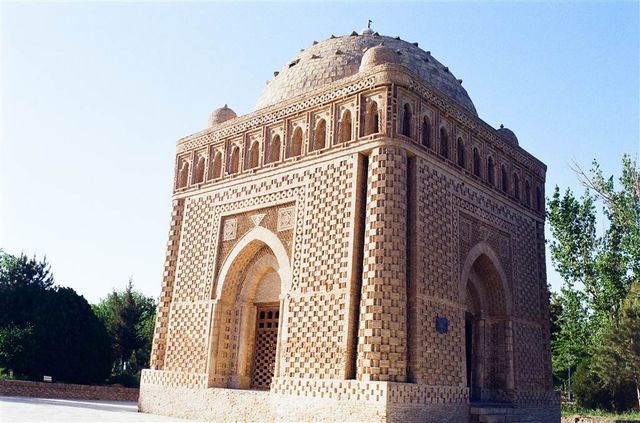 Perfect Geometry of Brick Work at the Samanid Mausoleum