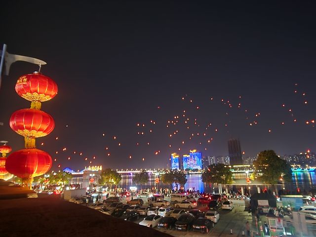 襄陽北街元宵節 孔明燈紛飛 夢幻般的場景