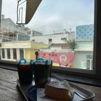 官也街的隱藏版小眾咖啡店☕️ 一窗之隔，隔絕人潮喧囂
