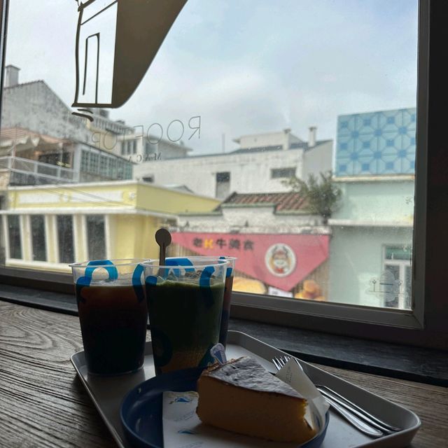 官也街的隱藏版小眾咖啡店☕️ 一窗之隔，隔絕人潮喧囂