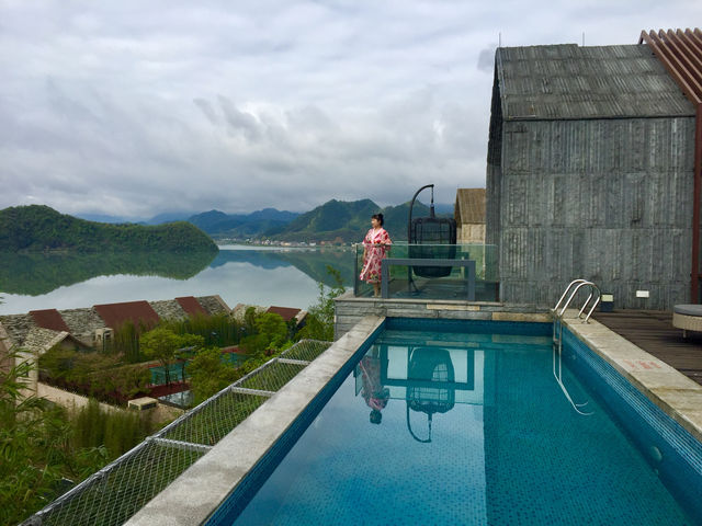集山、湖、優秀人文建築於一體嘅高級酒店！