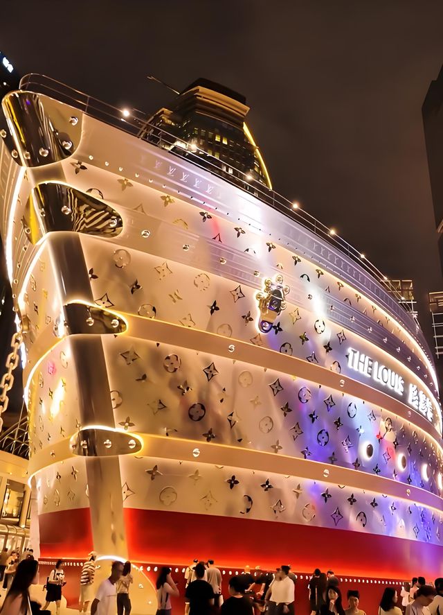 Global Exclusive! The Louis Vuitton (LV) "Giant Ship" Unveiled in Full Glory on Nanjing West Road