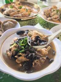 真沒想到在山裡食飯也能這麼浪漫  青山漁村不僅民宿好住，食物也好好 在露台食飯，吹吹海風看看海