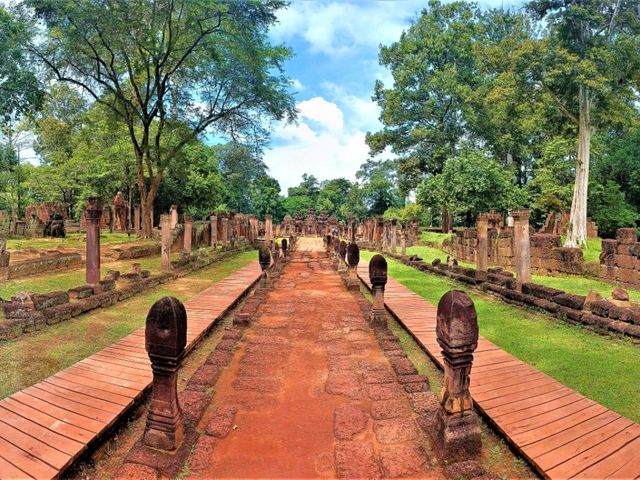 Banteay Srei: Cambodia's Exquisite Temple Masterpiece