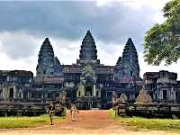 Exploring the Sacred Paths: Buddhist Pilgrimage Routes of Angkor Wat and Angkor Thom