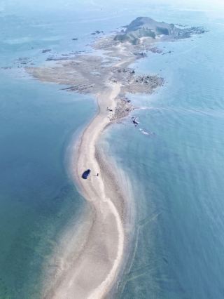 My friends think I went abroad, but I'm actually in Qingdao