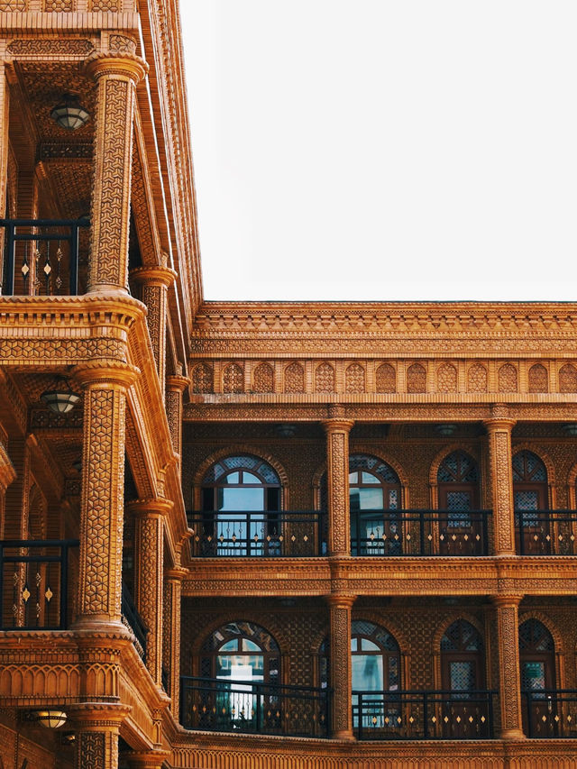 金與白交織好似異域世界 金與白交織好似異域世界