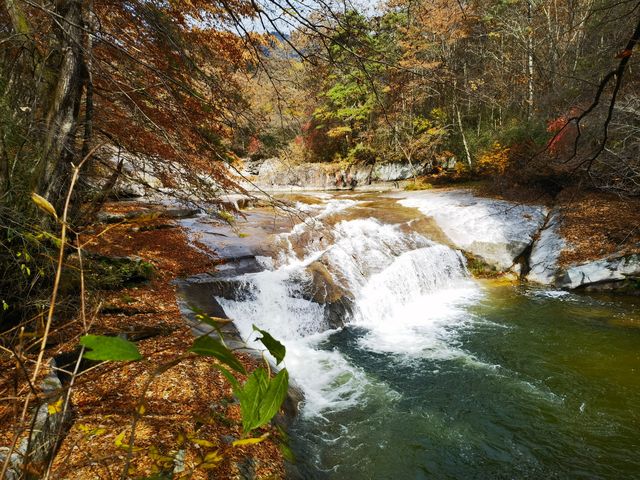 勉縣秋色的隱秘角落！雲霧山徒步解鎖神仙瀑布   必衝理由：  紅葉與瀑布的視覺暴擊！無人