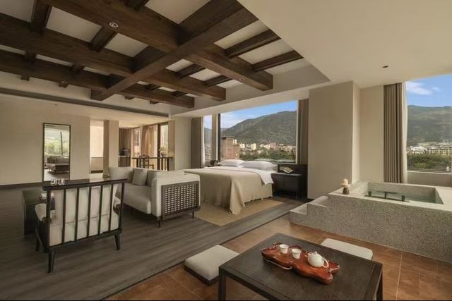 在暮山，尋回被時間溫柔以待的治癒

長久以來，我被一個問題所困擾：我們終其一生忙碌奔波，究竟是為了抵