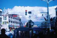 拉薩街頭的每一幀,都像加了舊膠片濾鏡