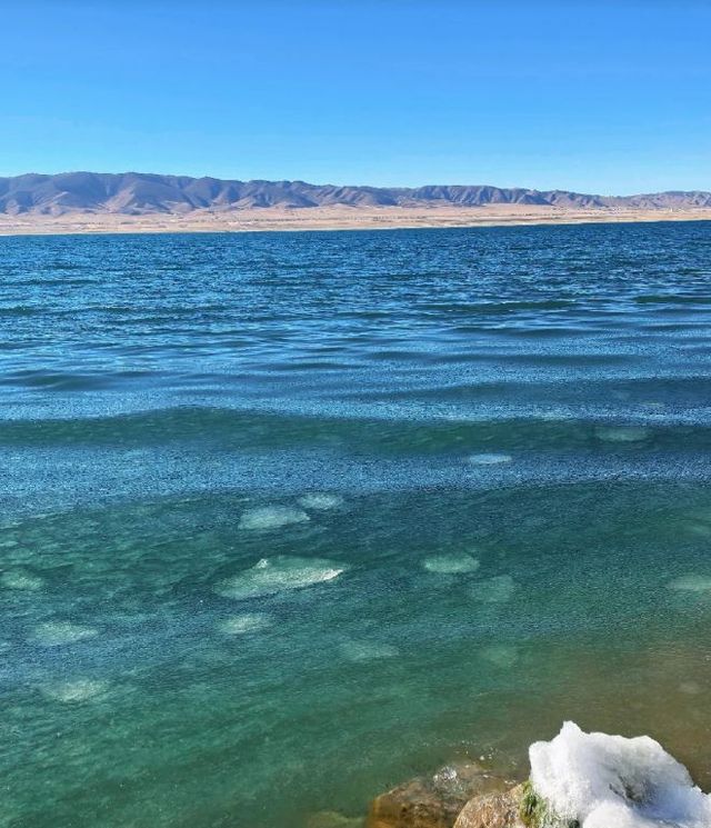 青海湖封湖季,半湖清水半湖冰景觀再現 青海湖封湖季,半湖清水半湖冰景觀再現