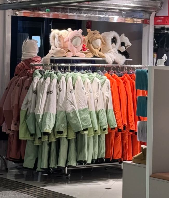 Harbin Airport has recently accelerated the improvement of winter tourism support services, seizing the opportunity of the ice and snow economy by introducing multiple convenient measures! To cope with the winter travel peak, the airport has installed cold-proof door curtains, added changing areas, and equipped handrail warming devices, allowing travelers to feel warm care from the moment they arrive. Even more thoughtful, the airport has launched winter clothing rental and storage services, where down jackets and other warm gear can be rented or stored, making outfit changes during travel more convenient and pick-ups by friends and family more worry-free. These services not only enhance the travel experience but also demonstrate the airport's commitment to keeping its service standards up to date. Whether you are a tourist ready to explore the Ice and Snow World or a friend or family member coming to pick someone up, you can feel the warmth at Harbin Airport. Come to Harbin and start a warm and worry-free ice and snow journey!