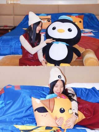 The Crowne Plaza Shenzhen Fuyuan Suites Hotel offers a variety of adorable family-themed rooms, featuring three major IPs: Octonauts, Rubber Duck, and the Crowne Plaza Family. Today, we're recommending the popular Octonauts-themed room, an ideal choice for family trips.
The room is filled with playful IP details, including soft, plush cartoon dolls, themed bedding, cute pillows, and a cozy children's tent, instantly creating an immersive fairytale world that kids won't want to leave.
On the fourth floor, the hotel boasts an indoor heated swimming pool and a dedicated kids' club, providing ample space for children to run and play freely.
The Chinese restaurant on the second floor is equally impressive, with exquisite dishes and meticulous presentation—every bite is a testament to care.
The signature braised pigeon is crispy on the outside and tender on the inside, bursting with flavor and aroma; the homemade scallion oil tofu is smooth and flavorful, with a rich scallion aroma that awakens the taste buds. The restaurant also offers window seats with panoramic views, creating a truly immersive dining experience. The hotel boasts an excellent location, adjacent to the Luohu Port, with direct access to the Guomao and Dongmen subway stations. The surrounding area offers comprehensive commercial amenities, making it particularly friendly to Hong Kong residents and cross-border families, ensuring convenient and hassle-free travel.
#NewYearDestinations2026 #travel2026 #ShenzhenItinerary