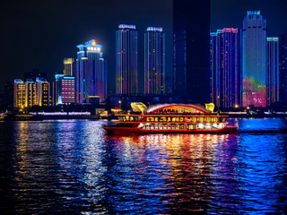ล่องเรือแม่น้ำแยงซีในหวู่ฮั่น | นี่คือประสบการณ์ล่องเรือยามค่ำคืนที่ยอดเยี่ยมที่สุด!