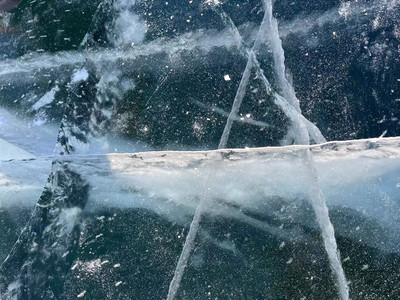 バイカル湖氷結の港湾｜果てしない氷原を駆け抜け、西シベリアの冬の