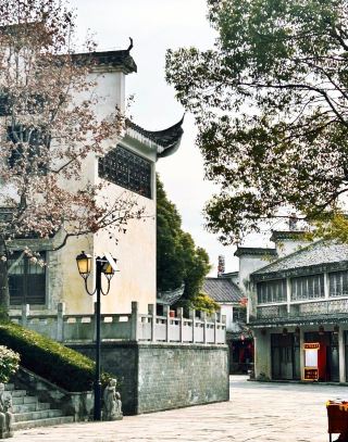 No need to squeeze into the city center or brave the crowds; this place is beautiful and perfect for taking photos. The ancient architecture is absolutely stunning, a perfect recreation! ◍˃ᵕ˂◍ Location:
