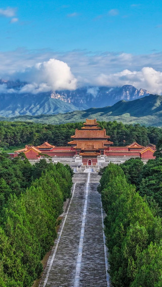 Tai Mausoleum stands amidst mountains, Qing Mausoleum is best viewed from the Western Qing Tombs | Western Qing Tombs Travel Guide The Western Qing Tombs are located at the foot of Yongning Mountain in Yi County, Baoding, a World Cultural Heritage site and a national 5A-level scenic area.