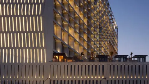 โรงแรม W Hotel แห่งแรกของซาอุดีอาระเบียเปิดให้บริการแล้วที่ KAFD ในกรุงริยาด ซึ่งเป็นแลนด์มาร์คแฟชั่นแห่งใหม่ในเมือง — traveler post in ริยาด