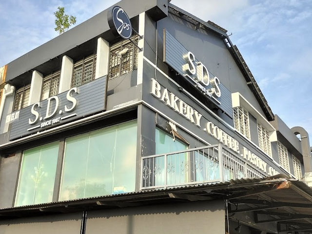 It is a bakery and restaurant combined cafe