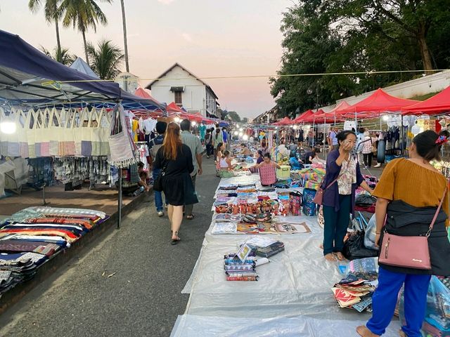 ตลาดมืด ณ หลวงพระบาง ตลาดมืด ณ หลวงพระบาง